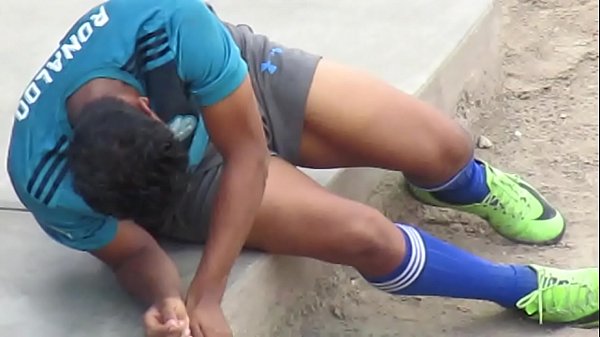 Amigo le da una mano en el entrenamieto