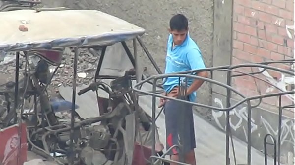 Machos futbolistas peruanos orinando