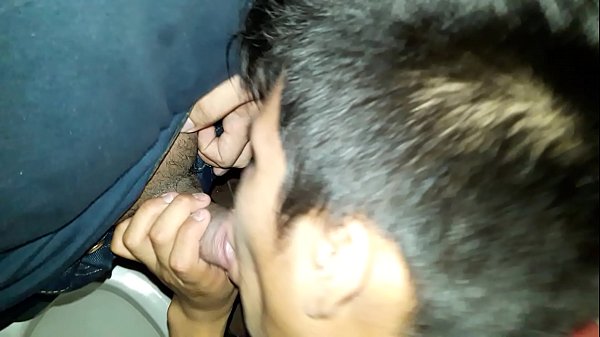 mamada en baño publico