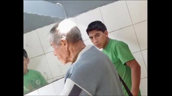 PILLADO PAJEANDOCE EN EL BAÑO HIDDEN CAM