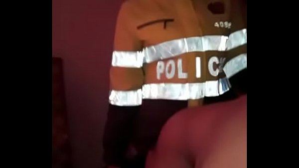 Policía cojiendome