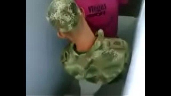 Soldado cachando en el baño