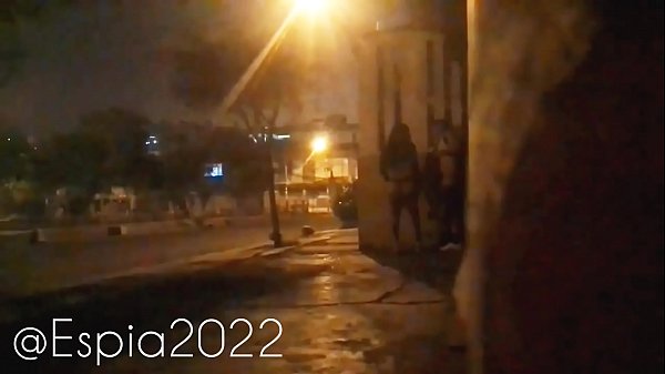 Después de unos tragos sigo a mi amigo pelotero y lo pillo follandose a una travesti en un barrio de SJL en la madrugada