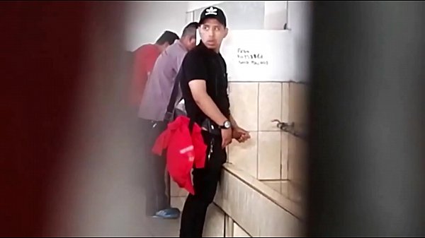 Peruano ofrece su verga en baño publico
