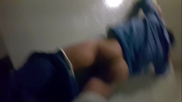 Cojiendo en los baños del metropolitano gay – Lima
