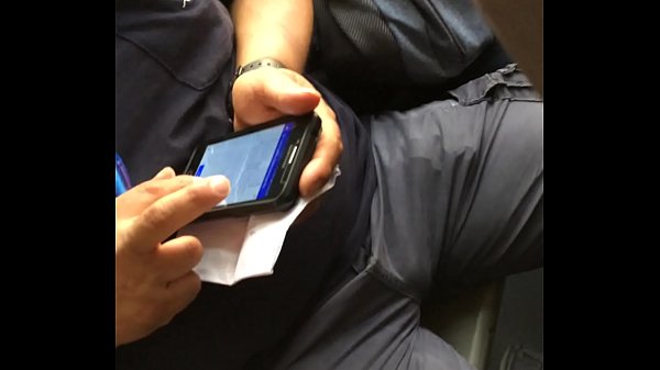 Espiando bulto de señor maduro en el corredor morado