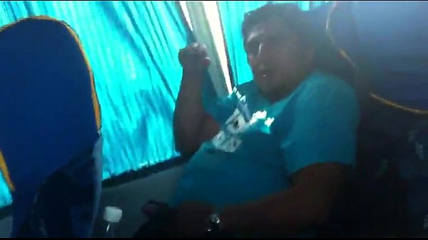 maduro me enseña su verga en autobús XD