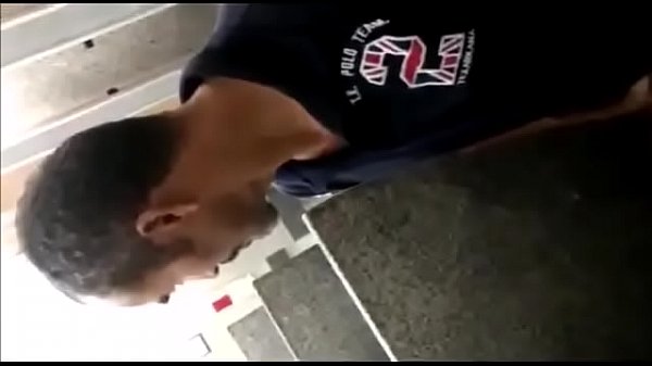 Maduro vergon la muestra parada en el wc