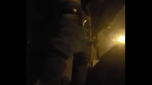 Peruano se corre una paja en la calle
