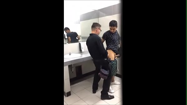 chicos en baño publico