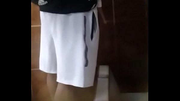 Deliciosa verga de chibolo en baño