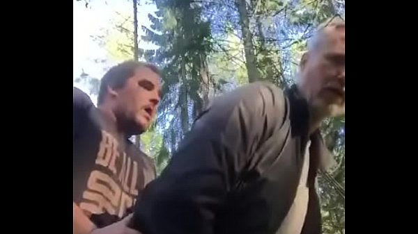 Dos maduros tienen sexo en el bosque