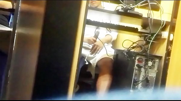 MACHO PERUANO SE BAJA TODO EL SHORT PARA HACERSE UNA PAJA EN CABINAS DE INTERNET EN SJL. QUE GRAN VERGA !!!!