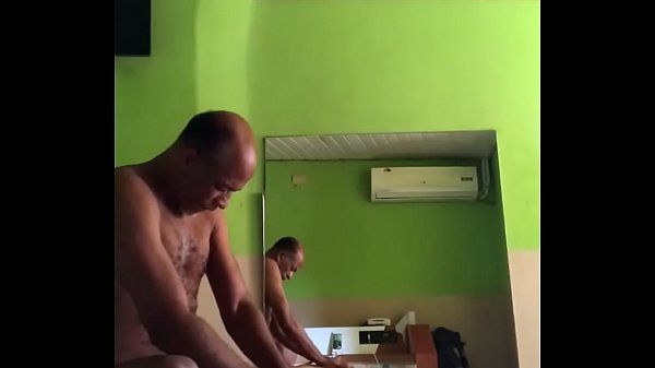 NEGÃO MADURO BRINCANDO COM NOVINHO