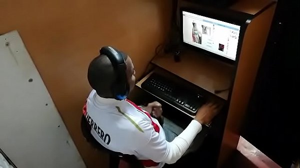 Pajero en cabinas de internet