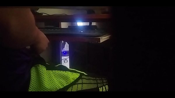 Pajero en la cabina de internet (3)