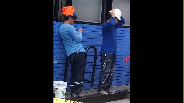 trabajador se corre en el baño