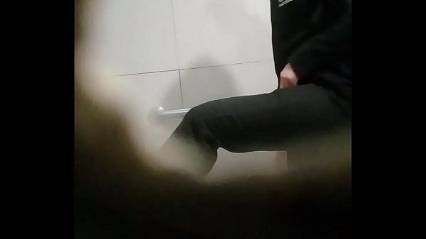 Chibolo es pillado haciendo una paja rapida