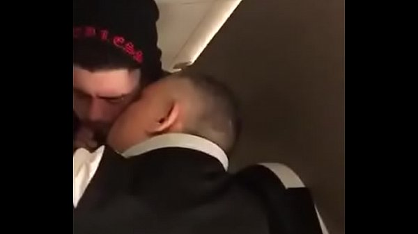 Hombre maduro le chupa la polla en los baños a un joven