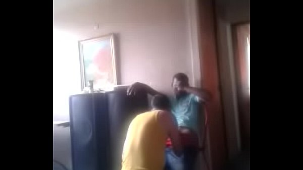 profesor maduro le hace sexo oral a alumno y graba con camara escondida