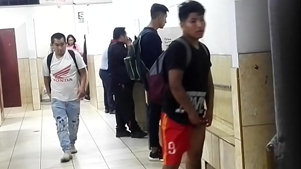 Rico chibolo mea por debajo del short