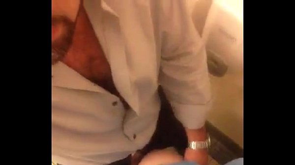 Sexo en el baño maduro y un juven
