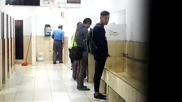 Chibolo peruano ofrece su verga en baño publico
