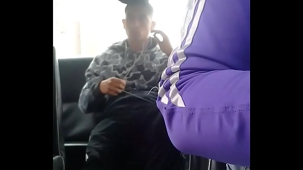 Jovencito en transporte publico