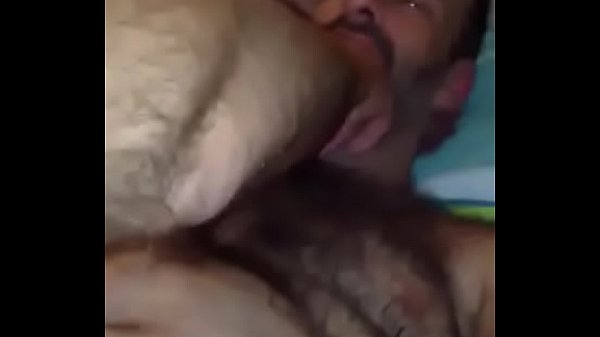 Os compadres estão falando sobre futebol no quarto
