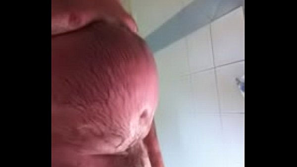 Barrigudo maduro gozando no banheiro www.daddytube.club