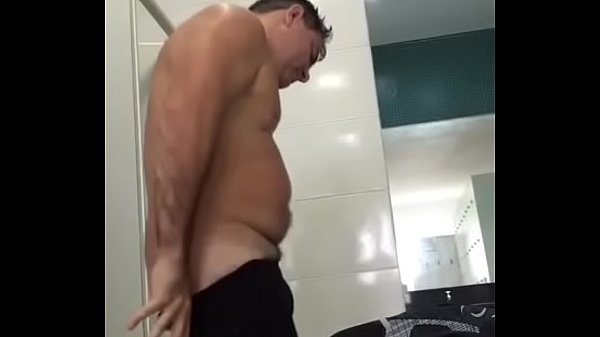 Filmou o colega do trabalho no vestiario