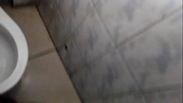 Follando en baño publico