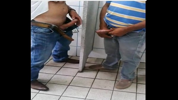 Pegação no Banheiro com dois Machos www.sexopornoadulto.com