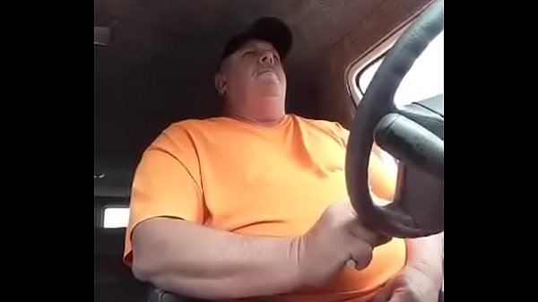 señor oso se masturba en su carro