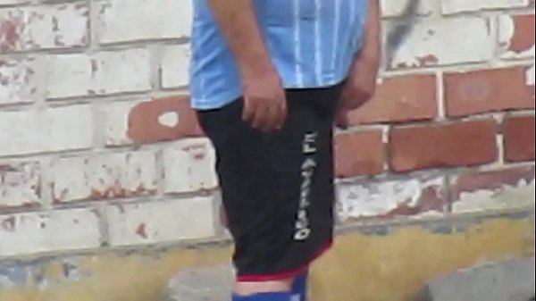 Dos maduros orinando