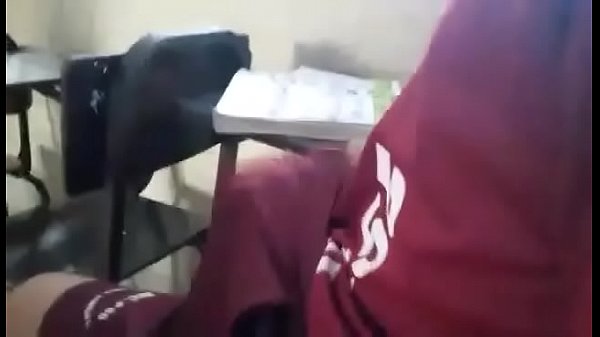Pendejo se masturba en la escuela y lo cachan