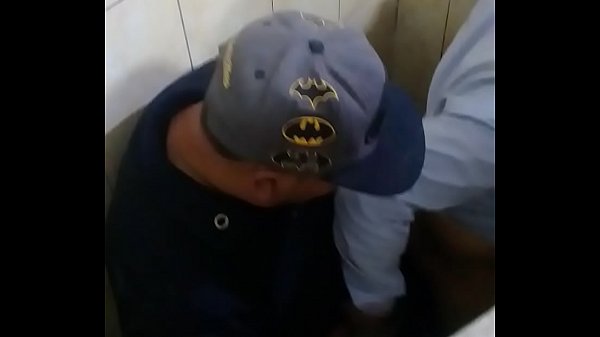 Los pillan follando en baño publico