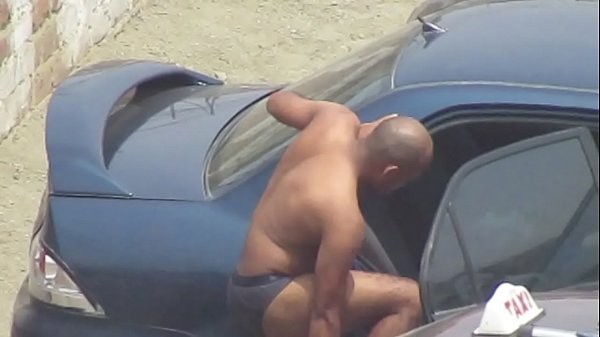 Macho futbolista cambiandose