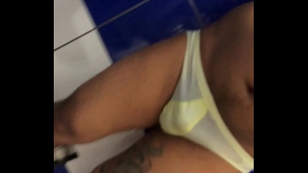 Machos peruanos en piscina