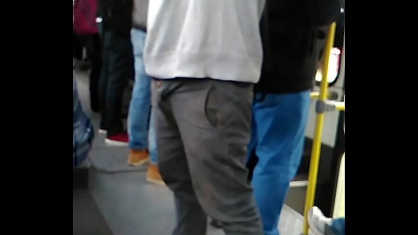 mismo cholito con bragueta abierta en el corredorazul 02