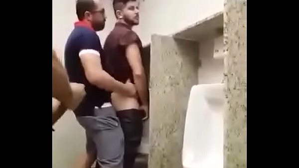 pasivo recibe sin quejarse en baño