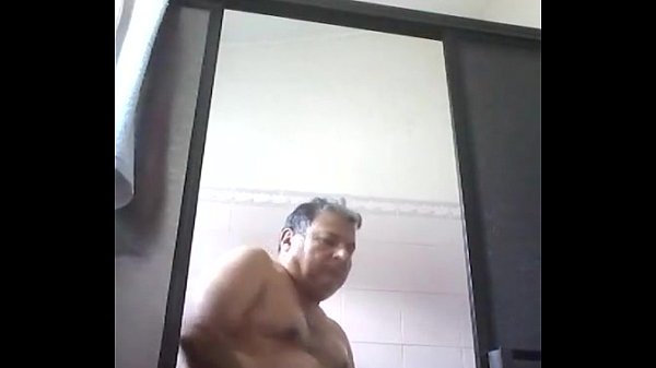 Coroa da pica grossa tomando banho