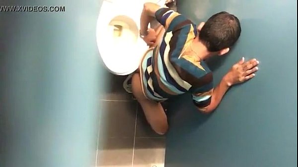 mamada gay Trujillo por debajo del  cubículo
