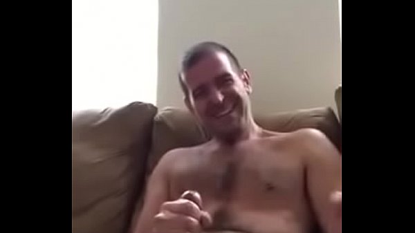 Paizão gozou no sofá de casa e jogou na Web
