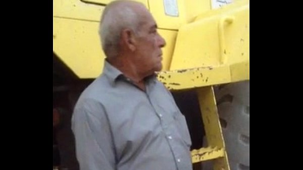 Caminhoneiro Expondo seu Pau em Publico