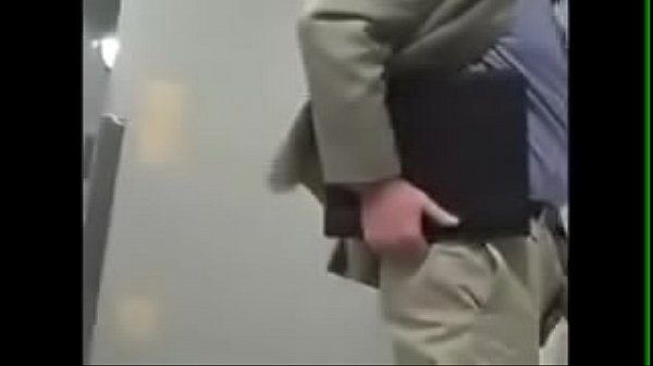 Espiando a un señor en el baño con una gran polla