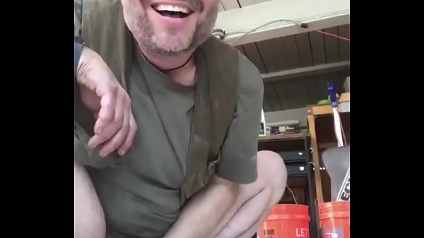 Mecânico gozando na oficina