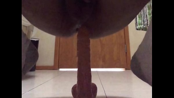 Montando mi dildo gigante