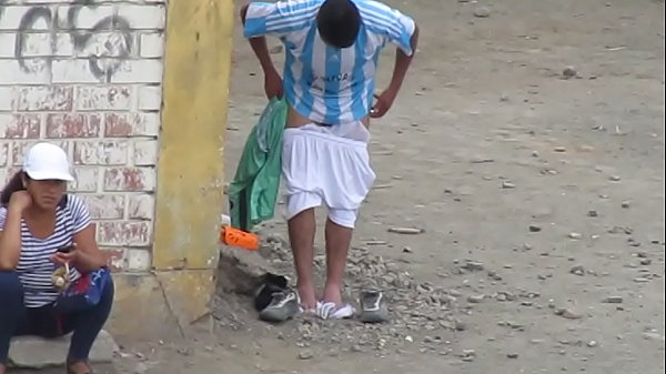 Spy futbolista cambiandose