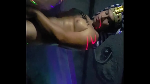 Baile hot en disco gay